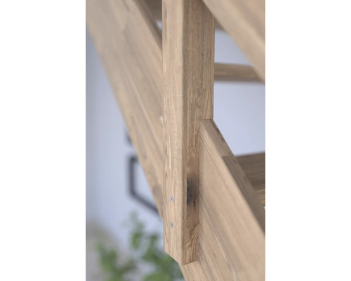 Vue détaillée d''un escalier en bois avec des poteaux