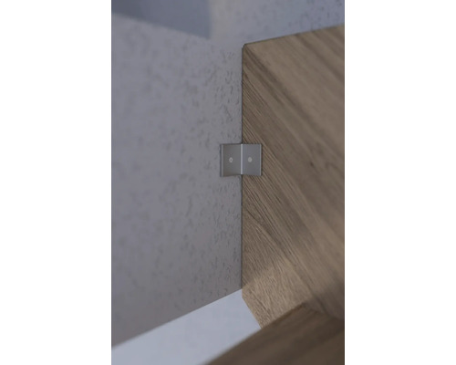 Vue détaillée d''un raccord d''angle avec une équerre métallique