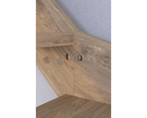 Detailansicht einer Holztreppe mit Bohrlöchern für die Montage