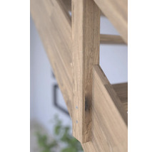 Detail einer Holztreppe mit Holzbalken