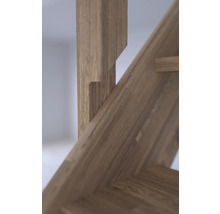Detailaufnahme eines Holzregals mit Eckverbindungen