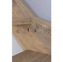 Vue détaillée d''un escalier en bois avec des trous de perçage pour le montage