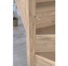 Gros plan d''un escalier en bois avec structure du bois visible