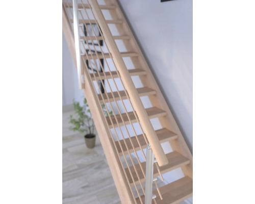 Escalier en bois avec barreaux de rampe en métal