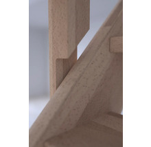 Vue détaillée d''un escalier en bois montrant la construction et le matériau.