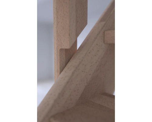 Vue détaillée d''un escalier en bois montrant la construction et le matériau.