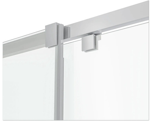 Détail d''une cabine de douche avec verre transparent et cadre en métal
