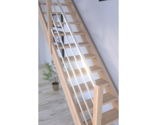 Escalier en bois avec rampe en acier inoxydable dans une pièce lumineuse