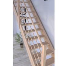 Escalier en bois avec rampe dans une pièce lumineuse.