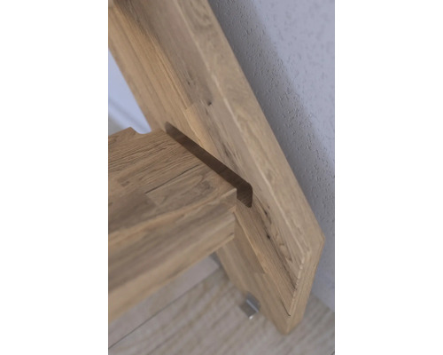 Detailansicht eines Holzmöbelstücks mit Metallelement