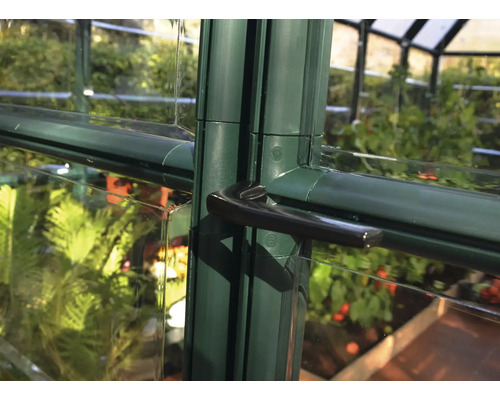 Vue détaillée d''une fenêtre de serre avec poignée