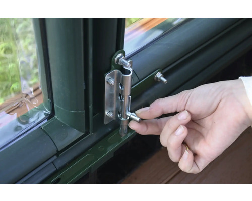 Vue détaillée d''un verrou de fenêtre sur une fenêtre