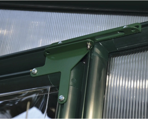 Gros plan sur une structure de serre avec des raccords d''angle et des éléments de fixation.