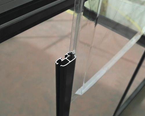 Gros plan d''un profilé en aluminium avec verre