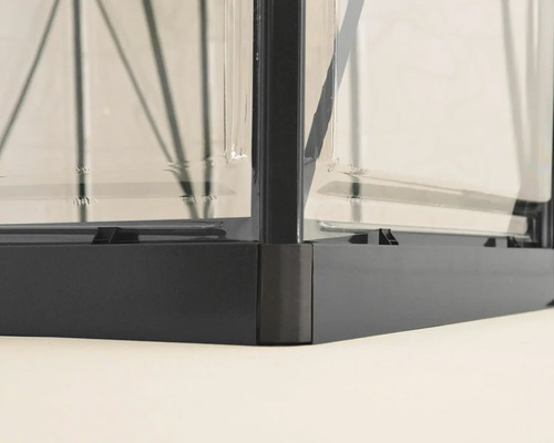 Vue détaillée d''une serre avec cadre métallique et parois transparentes