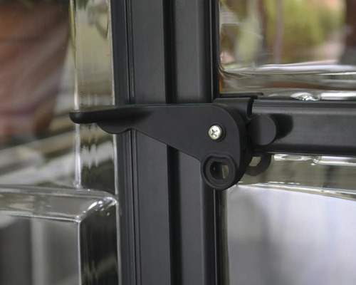 Vue détaillée d''une fenêtre de serre avec une poignée de fenêtre