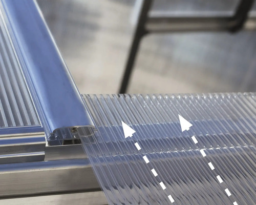 Detailaufnahme einer transparenten Doppelstegplatte mit Aluminiumprofil
