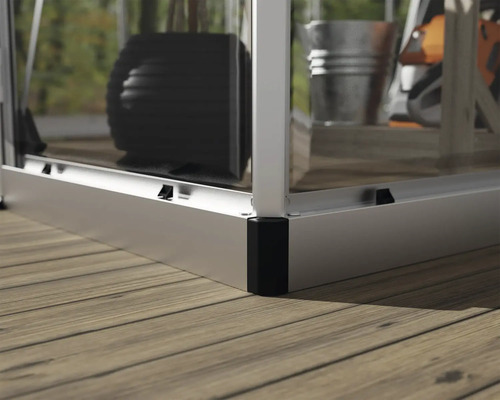 Detailansicht eines Gewächshauses mit Aluminiumrahmen und einer Basis auf einem Holzdeck
