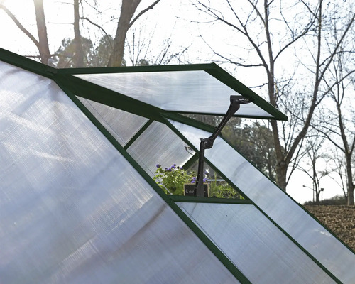 Extrait d''une serre avec fenêtre ouverte et ouvre-fenêtre