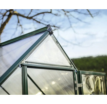 Vue détaillée d''une serre avec plaques en polycarbonate