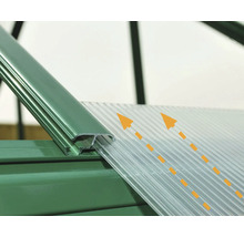 Gros plan d''une serre avec des plaques de polycarbonate et des profilés pour la gestion de la lumière