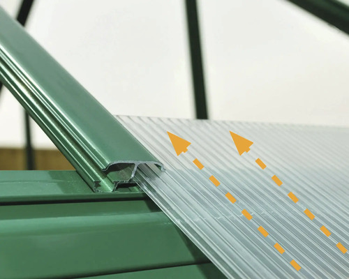 Vue détaillée d''une construction de serre avec plaques alvéolaires et profilé de cadre