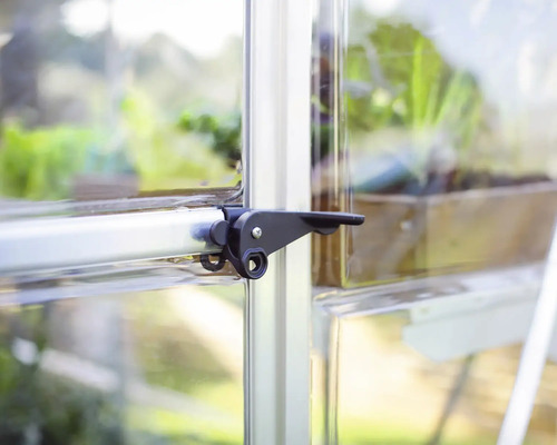 Gros plan d''une serre avec verrou de fenêtre.