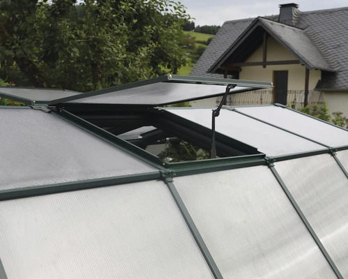 Detailansicht eines Gewächshausdachs mit geöffnetem Fenster zur Belüftung.