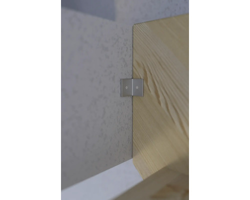 Gros plan d''un angle métallique pour assemblage de bois