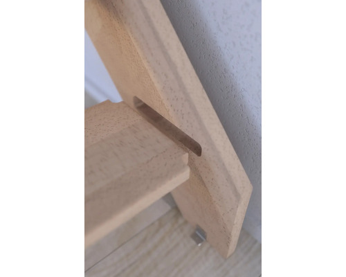 Vue détaillée d''une étagère en bois avec une encoche pour le montage mural