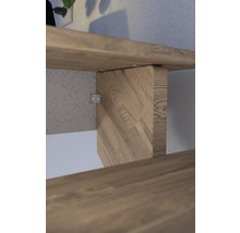 Gros plan sur une structure d''escalier avec des marches en bois et un support en bois