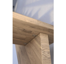 Vue détaillée d''une table en bois, montrant le grain et la construction