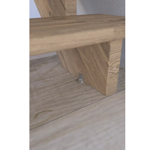 Détail d''un escalier en bois avec équerre de fixation