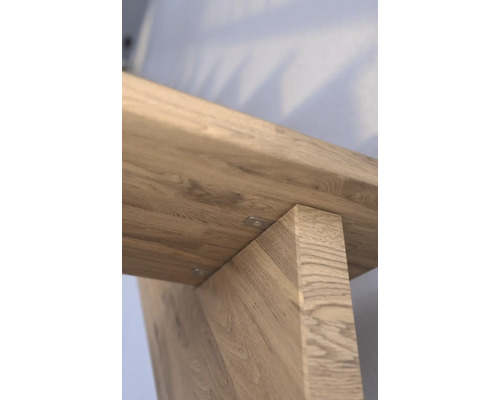 Detailansicht einer Tischplatte aus Holz mit Tischbein