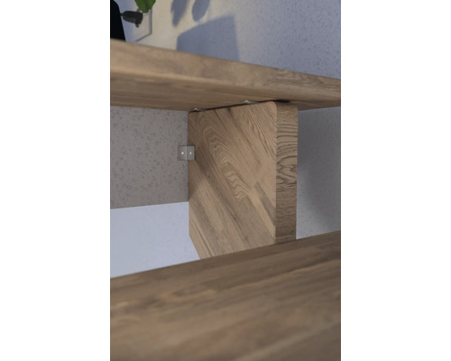 Detailansicht einer Holztreppe mit Trittstufen und Träger