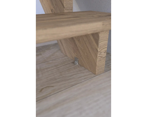 Vue détaillée d''un escalier en bois avec fixation d''angle métallique