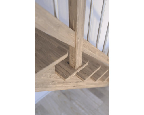 Detailaufnahme einer Holztreppe mit Geländerstäben