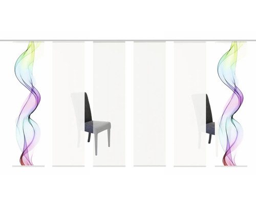 Raum mit Schiebegardinen und Stühlen