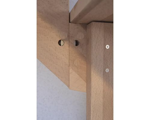 Vue détaillée de la construction d''escalier en bois avec vis
