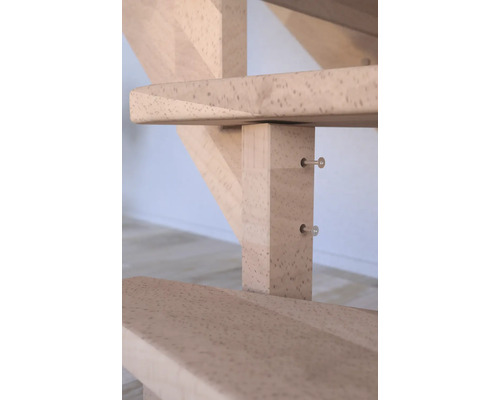 Gros plan d''un escalier en bois avec fixation par boulons.