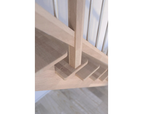 Gros plan d''un escalier en bois avec rampe