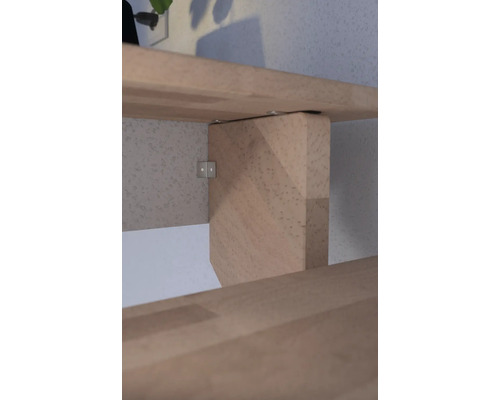 Vue détaillée d''une étagère avec des planches en bois et un support carré en bois.