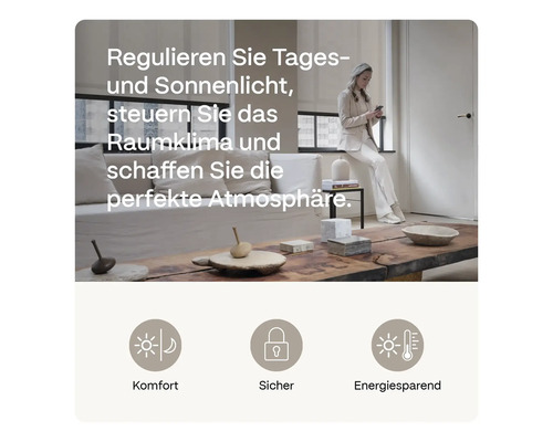 Wohnzimmer mit Frau am Fenster, die ein Mobiltelefon benutzt. Symbole für Komfort, Sicherheit und Energieeinsparung.