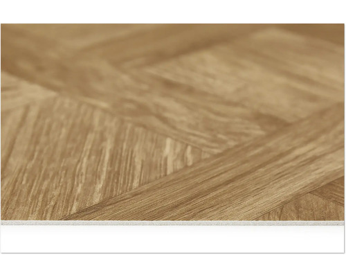 Nahaufnahme eines Laminatbodens im Fischgrätmuster