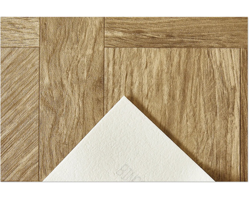 Nahaufnahme eines Vinylbodens in Holzoptik mit einem weissen Musterstück