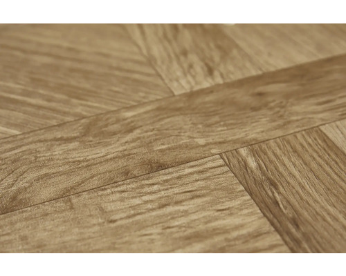 Nahaufnahme eines Vinylbodens in Fischgrätmusteroptik