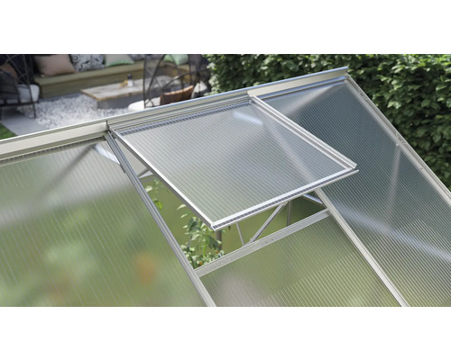 Gros plan d''une fenêtre de serre avec des plaques en polycarbonate.