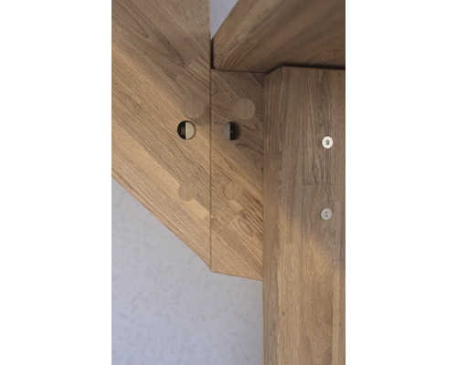 Vue détaillée d''une structure en bois avec des assemblages tenon-mortaise