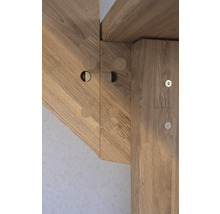 Vue détaillée d''une construction en bois avec des poutres de support et des connecteurs