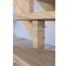 Vue détaillée d''un escalier en bois avec marches et poteaux